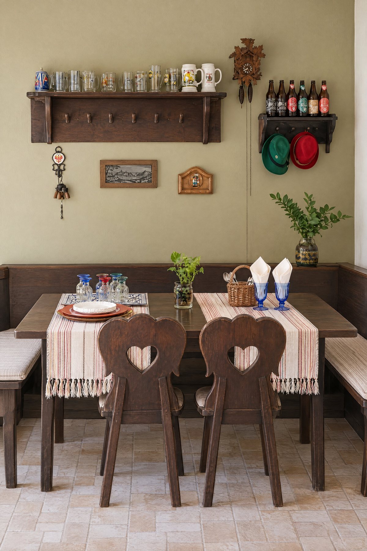 Mesa de jantar de madeira com bancos, no estilo alemão