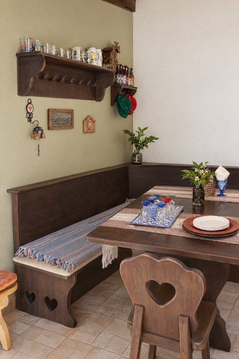 Mesa de jantar posta, com cadeira de encosto vazado em coração