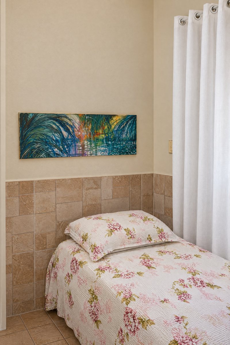 Cama com roupa de cama floral junto à janela